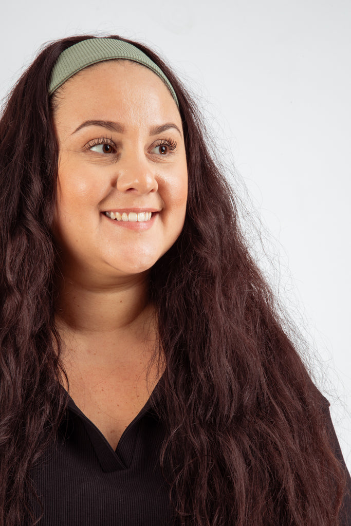 Bandeau pour les cheveux vert sauge. En coton bio côtelé, il est idéal car il ne glisse pas.
