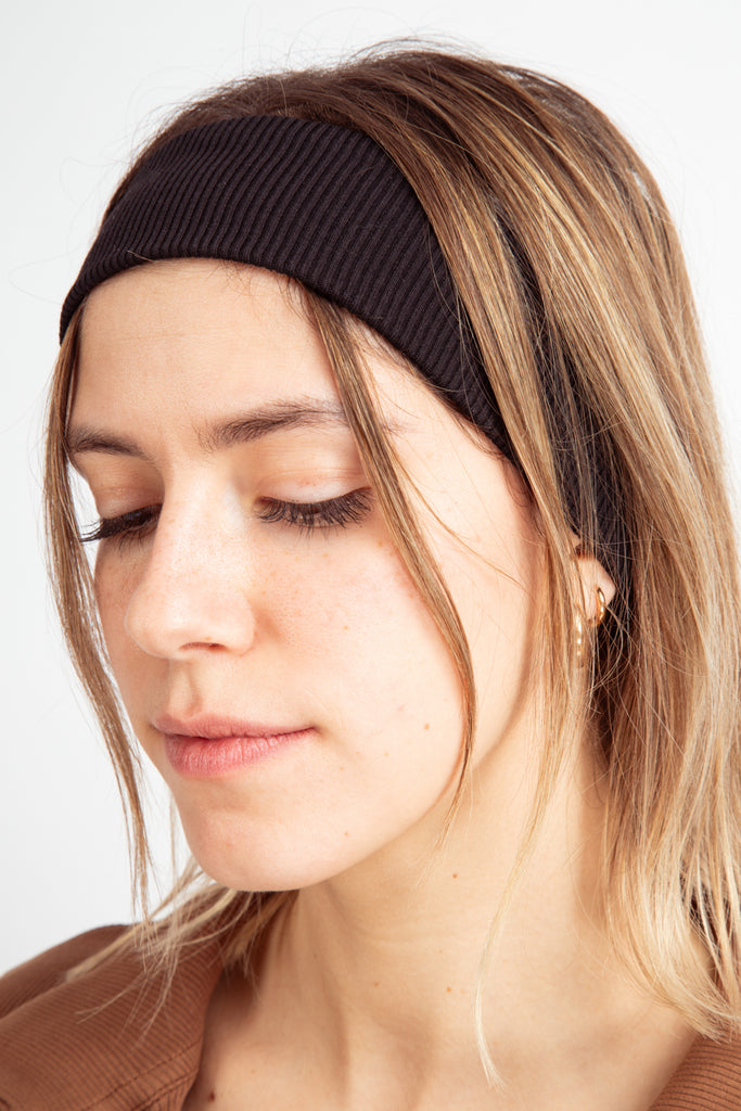 Bandeau pour les cheveux noir. En coton bio côtelé, il est idéal car il ne glisse pas.