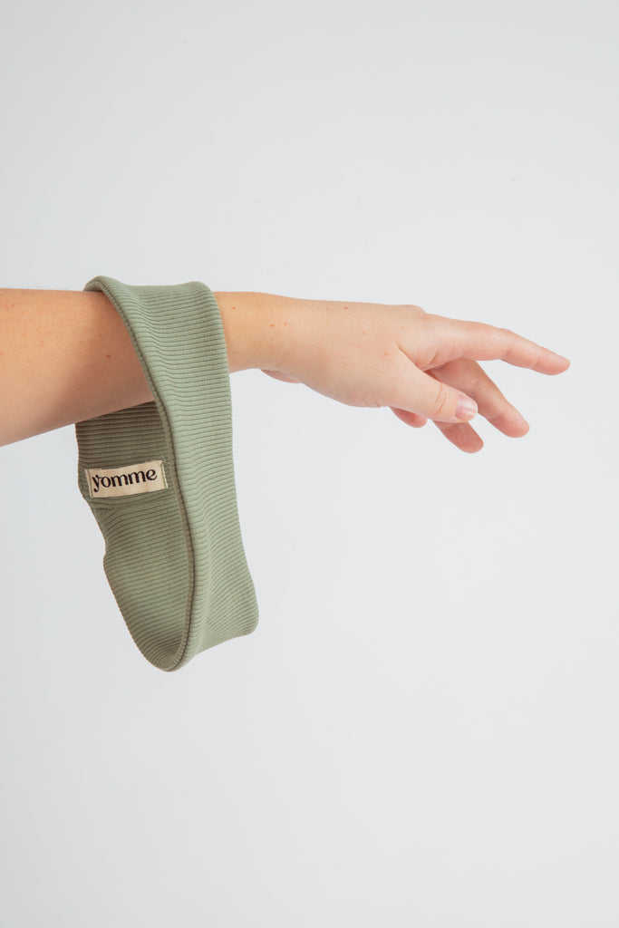 Bandeau pour les cheveux vert sauge. En coton bio côtelé, il est idéal car il ne glisse pas.