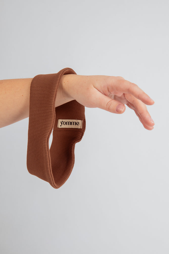 Bandeau pour les cheveux marron. En coton bio côtelé, il est idéal car il ne glisse pas.