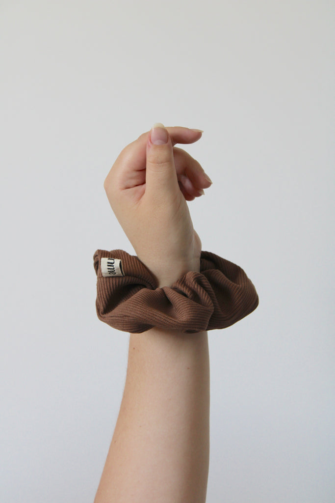 Gros scrunchie marron cheveux