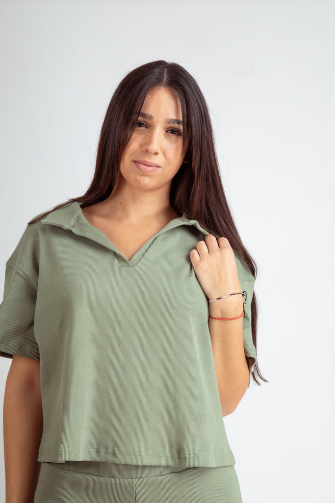 Haut vert sauge pour femmes en coton bio avec col v.