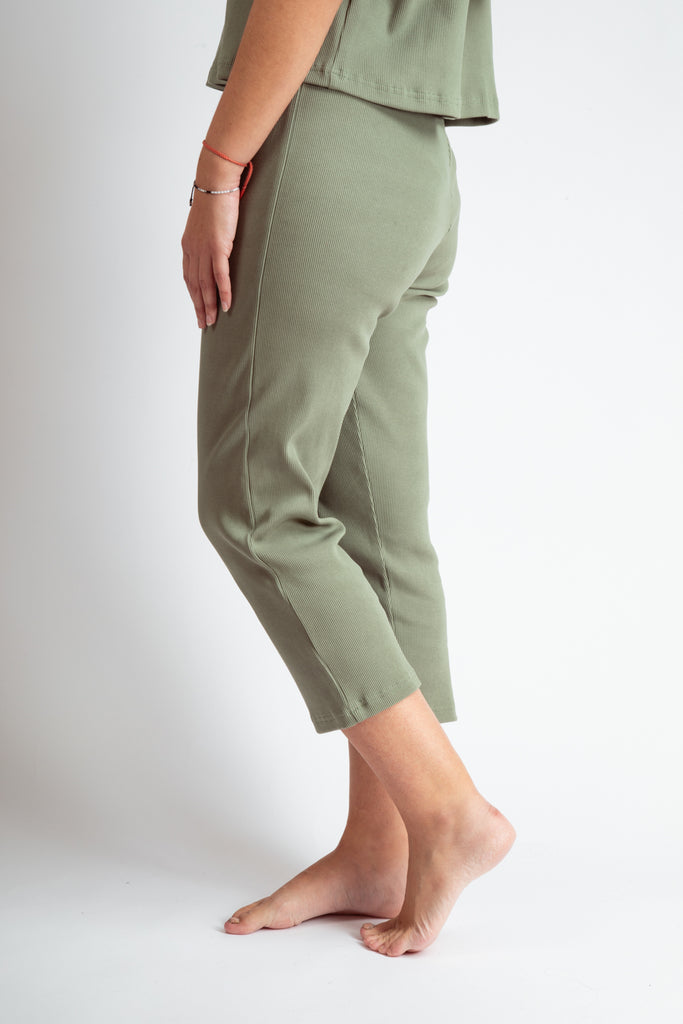 Pantalon vert sauge homewear pour femmes en coton bio côtelé.