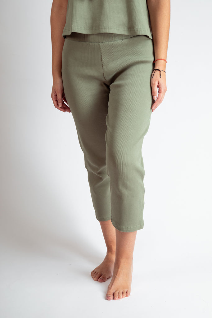 Pantalon vert sauge homewear pour femmes en coton bio côtelé.