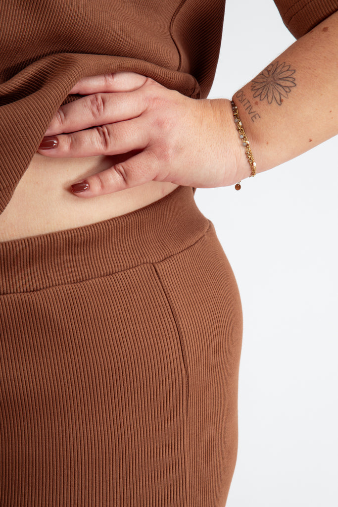 Pantalon marron homewear pour femmes en coton bio avec une taille élastique.