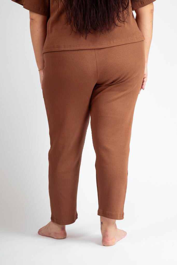 Pantalon marron homewear pour femmes en coton bio côtelé.