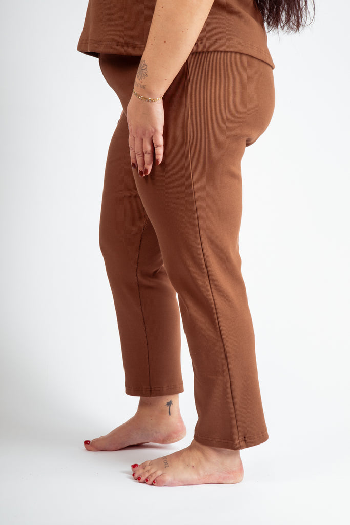 Pantalon marron homewear pour femmes en coton bio côtelé.