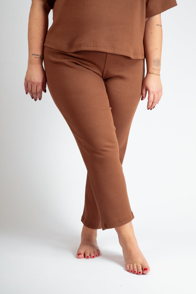 Pantalon marron homewear pour femmes en coton bio côtelé.