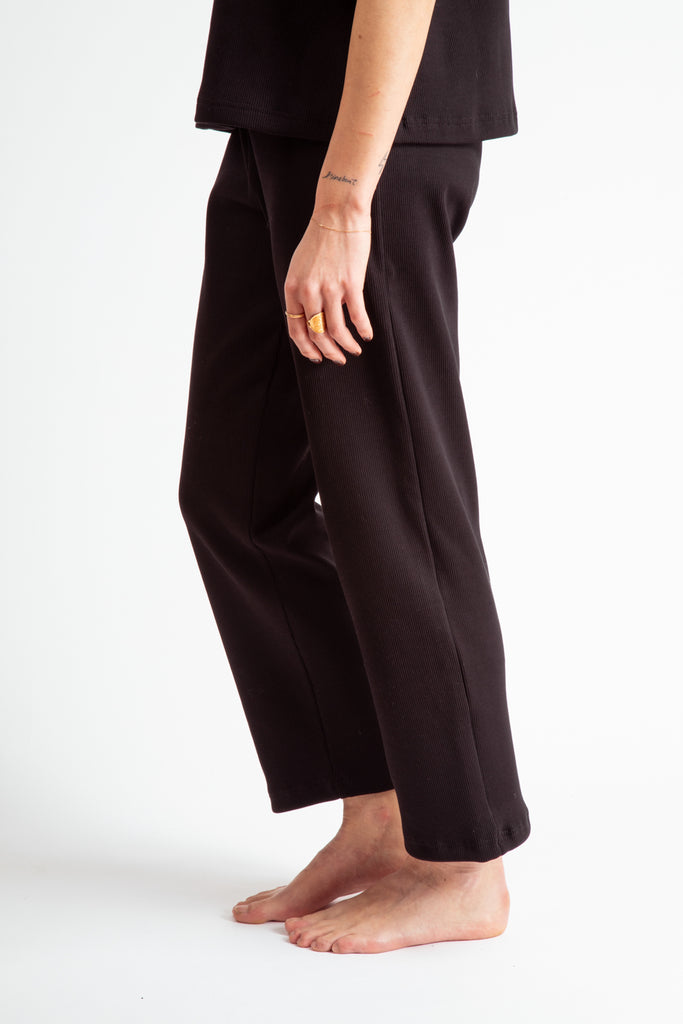 Pantalon noir homewear pour femmes en coton bio côtelé.