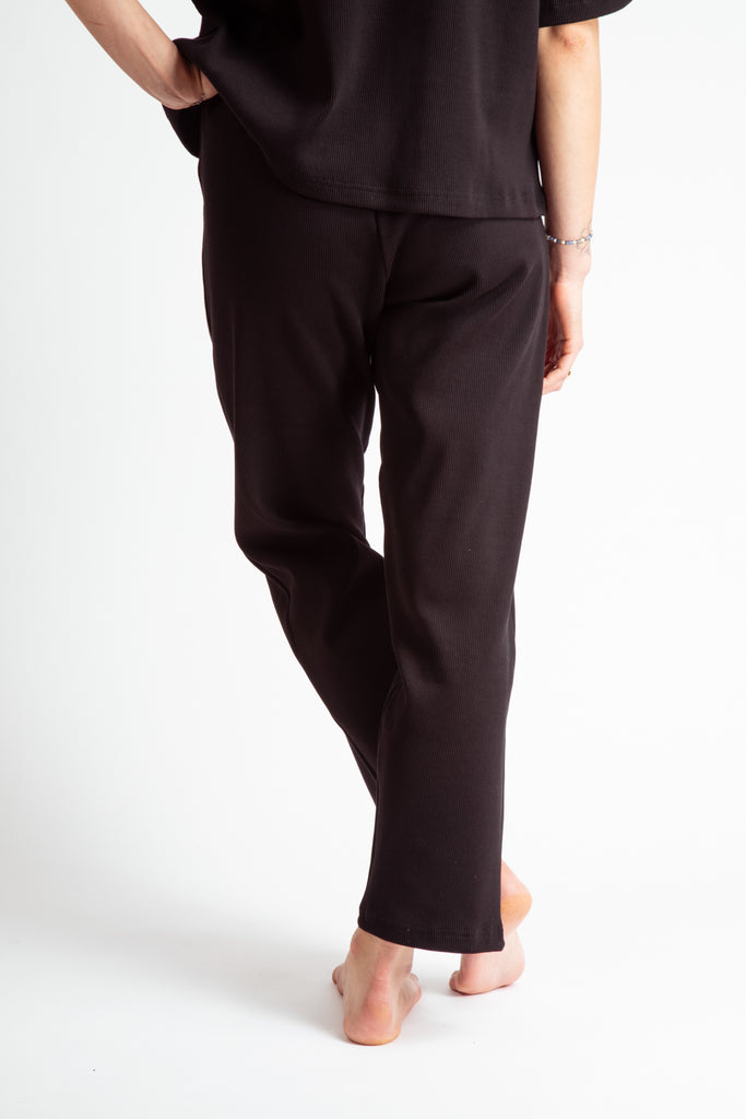 Pantalon noir homewear pour femmes en coton bio côtelé.