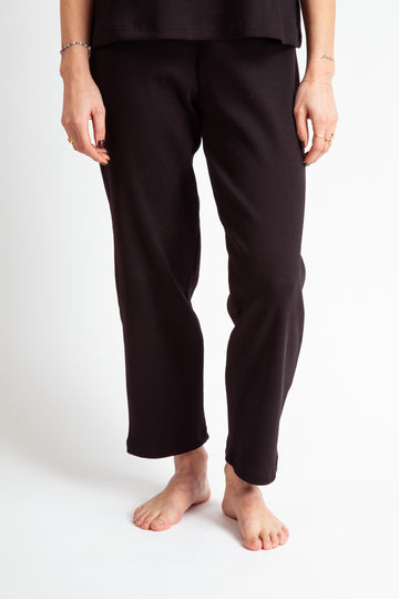 Pantalon noir homewear pour femmes en coton bio côtelé.