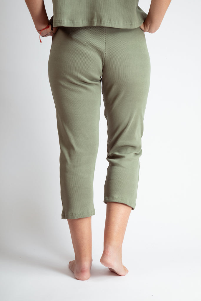 Pantalon vert sauge homewear pour femmes en coton bio côtelé.
