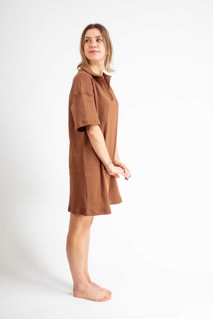 Robe marron homewear en coton biologique côtelé.