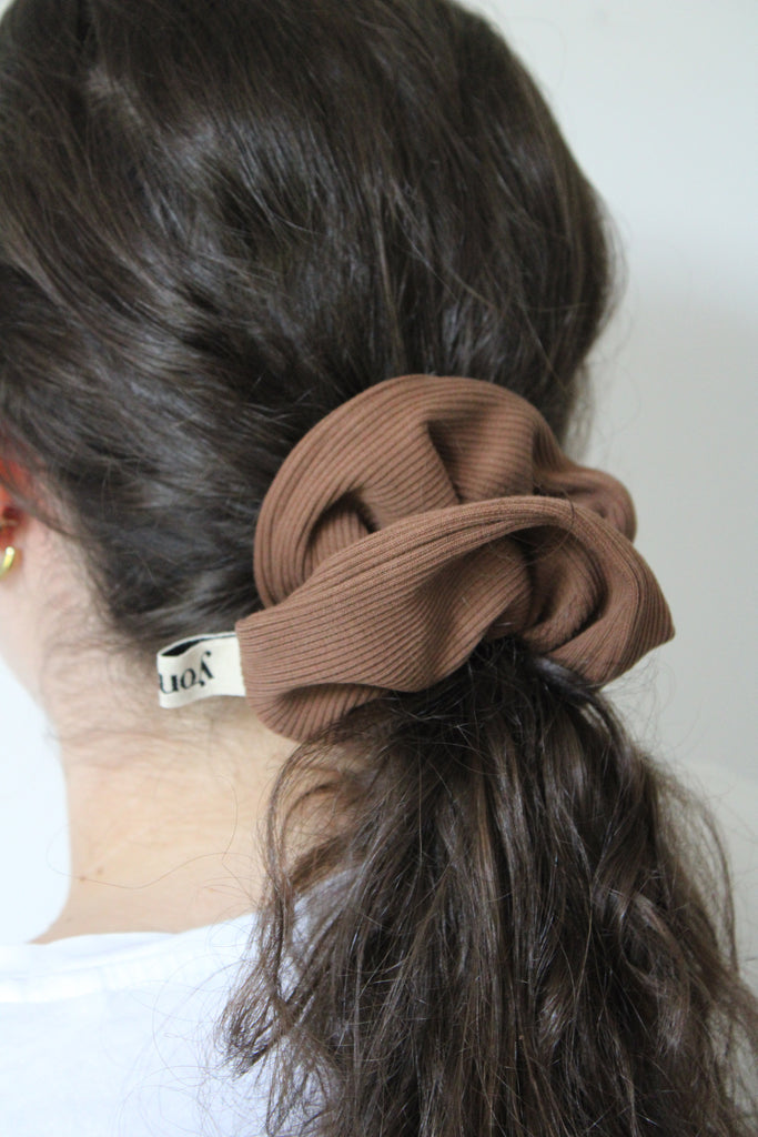 Scrunchie marron cheveux