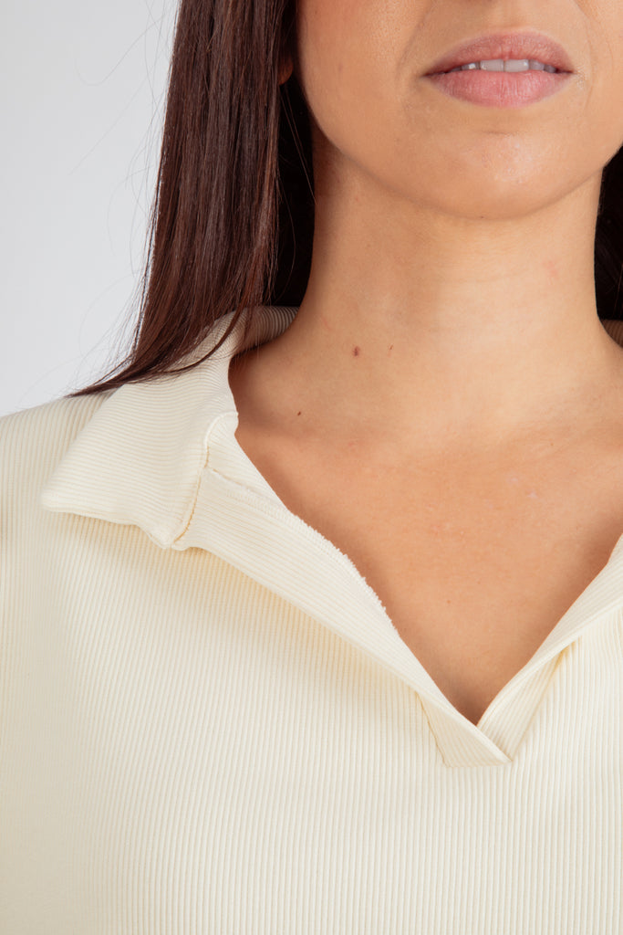 Haut ivoire pour femmes en coton bio avec un col v.