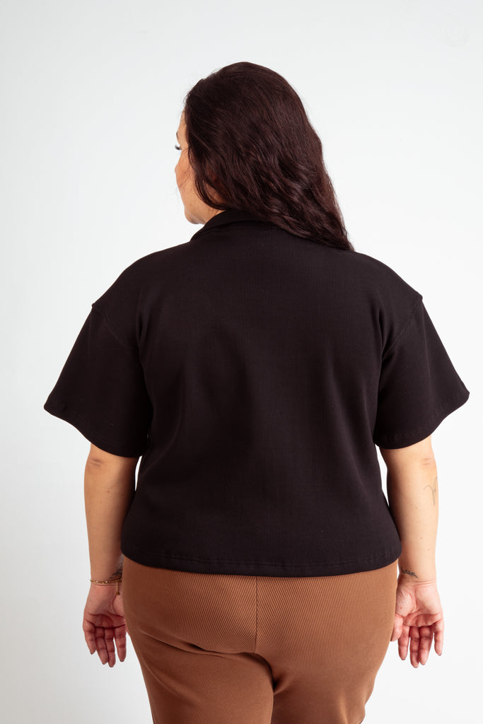 Haut noir pour femmes en coton bio côtelé.