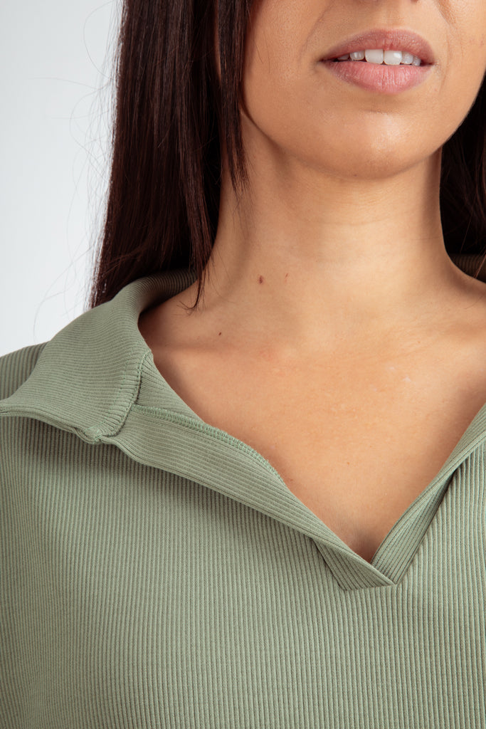 Haut vert sauge pour femmes en coton bio avec col v.