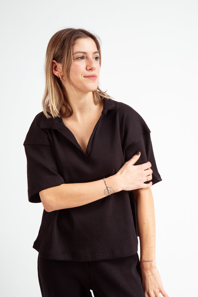 Haut noir pour femmes en coton bio côtelé.