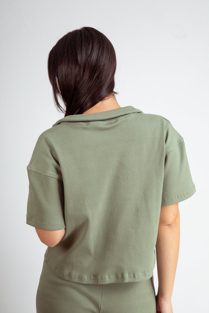 Haut vert sauge pour femmes en coton bio côtelé.