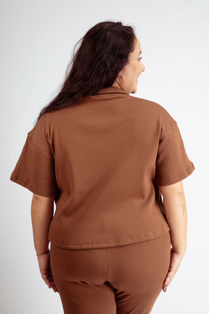 Haut marron pour femmes en coton bio côtelé.